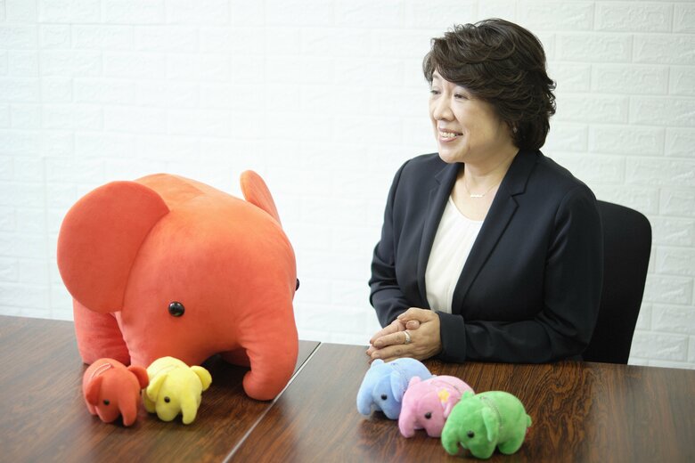 SNSで話題となったマスコットキャラクター「どむぞう」くんの巨大ぬいぐるみと藤﨑社長