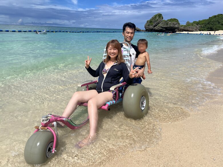 海用の車椅子を使って、子どもと一緒に海に入る夢を叶えた