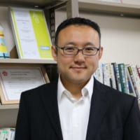 大阪大学大学院経済学研究科経営学専攻准教授。2008年、東京大学大学院経済学研究科博士後期課程修了。2009年に博士号取得（経済学）。大阪大学にて学生教育を行うとともに、セミナーの開催による社会人教育や、企業との産学連携も行う。また、自身のYouTube チャンネル「中川先生のやさしいビジネス研究」やオンライン講座にて広く一般へ向けた経営学のレクチャーにも取り組んでいる。『感染症時代の経営学』『経営学の教養入門書』『ど素人でもわかる経営学の本』など著書多数。 