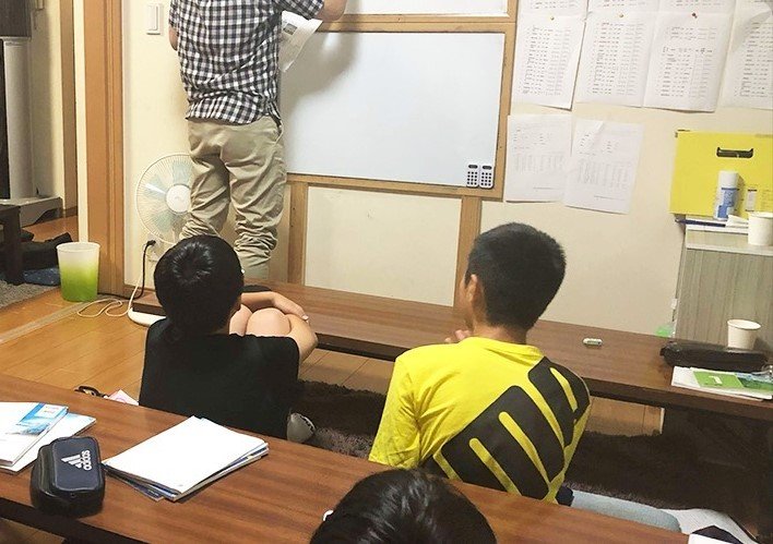 芸人が先生。面白いたとえやトークで子どもたちを飽きさせない