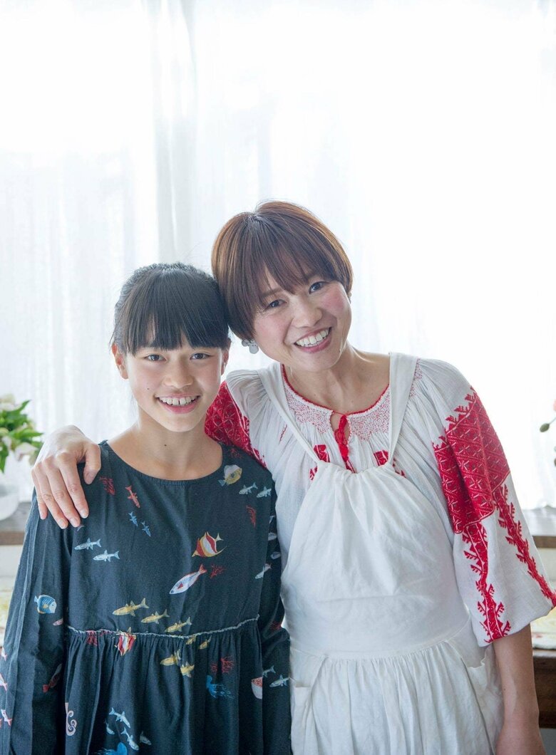 黄川田としえさんと小学6年生のころの娘・莉子さん