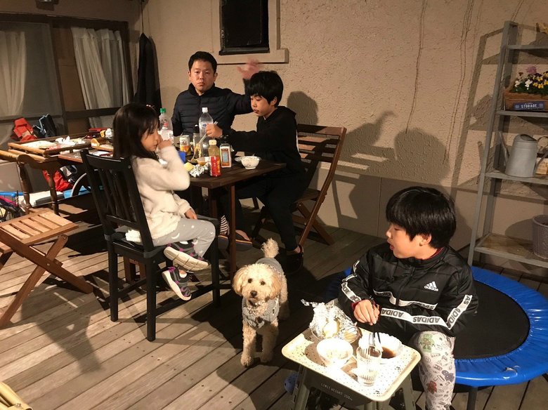 ダイアン津田の自宅テラス 家族で楽しく食事中