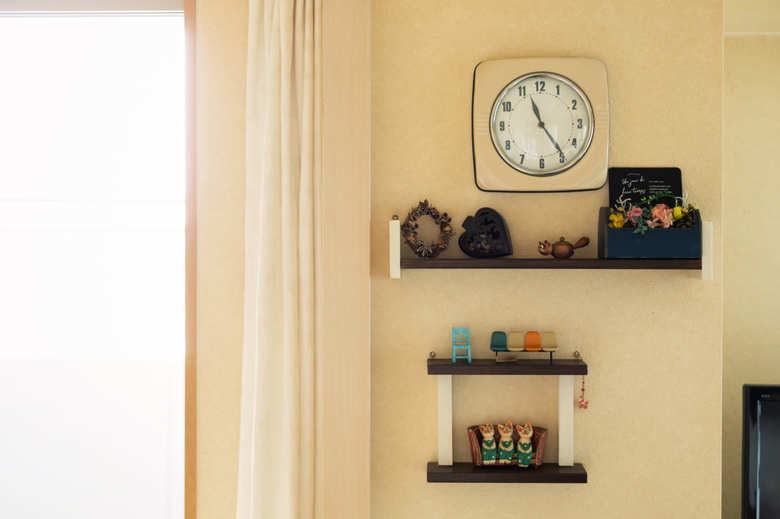インテリアは慎ましい生活のなかでのささやかな楽しみ。気に入ったものを少しだけ飾る。