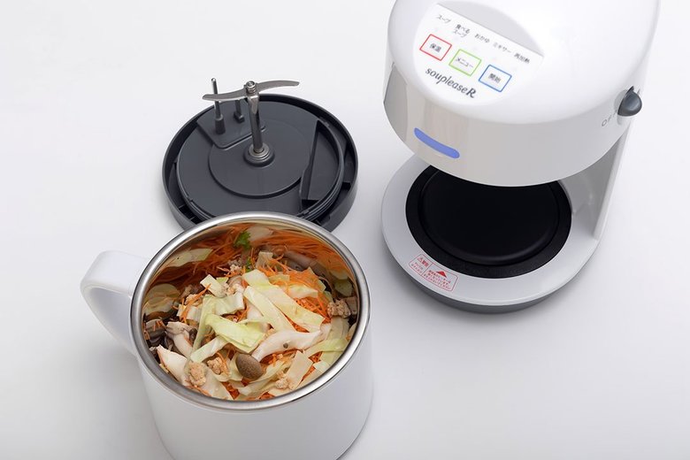 ▲「食べるスープ」モードの場合も、食べやすいサイズに切った食材、水、スープの素を入れるだけ。