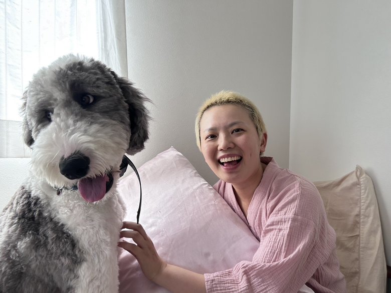 退院直後の徳留さん。愛犬と一緒にベストスマイルで
