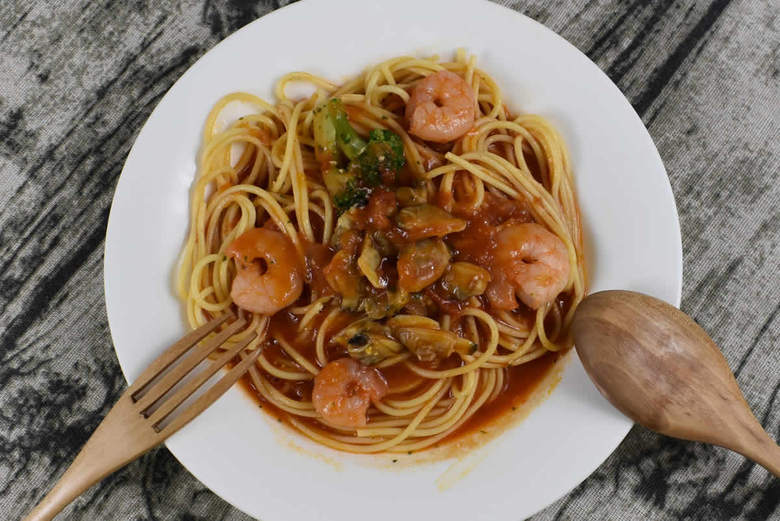 セブンイレブン「魚介のペスカトーレスープパスタ」は、トマトソースと魚介の旨味を組み合わせた“ペスカトーレ”をスープにアレンジ。セブンの公式サイトによれば、コクを出すために“海老の煮汁”を加えているそう。実際に食べた人からは、「スープがうま過ぎる！」「予想以上のコクで感激してる」と好評の声が相次いでいます。