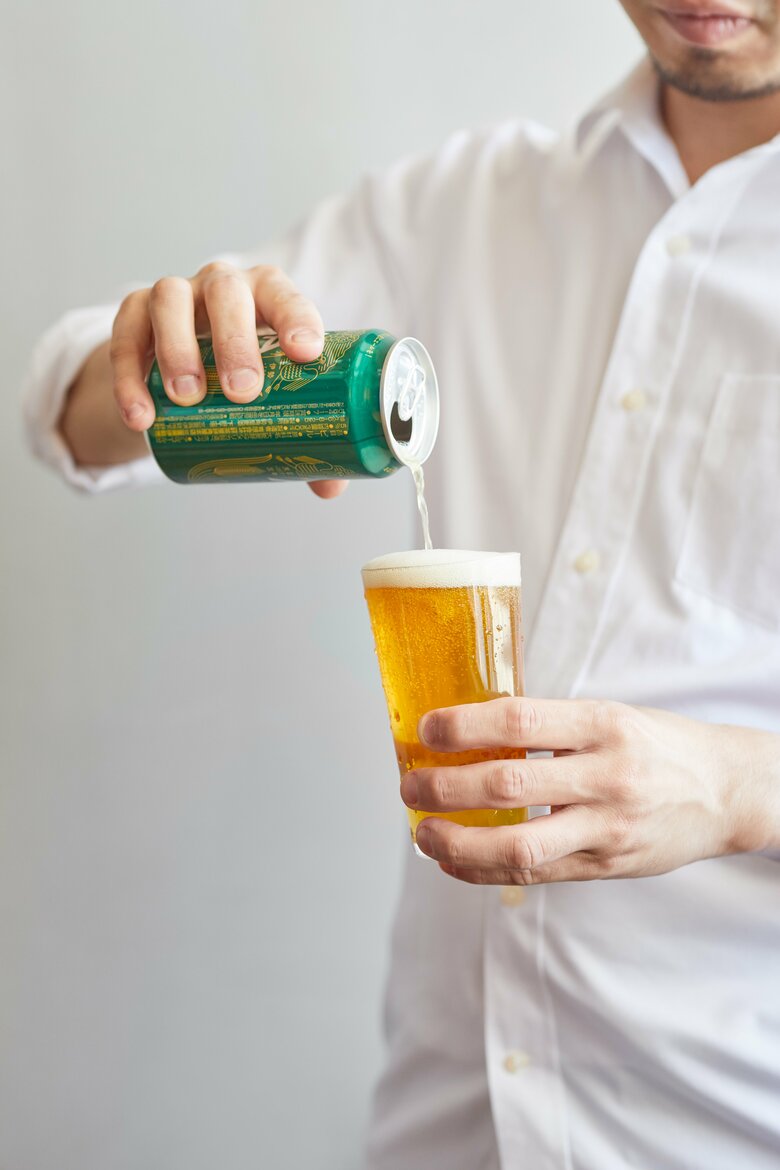 ビール本来の味わいを楽しむ注ぎ方５／泡がこぼれる手前でグラスを立てて注ぎきる