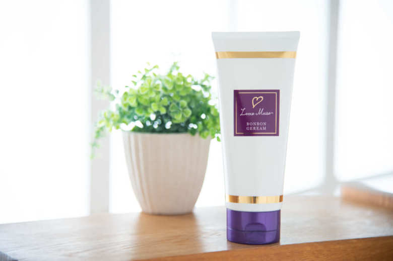 原さんがプロデュースしたバスト専用クリーム「BONBON GEREAM」の場合、バストの脂肪と乳腺にアプローチする成分（ボルフィリン、イソフラボン、プエラリアミリフィカ根エキス、アカツメクサ花エキス）がエストロゲンに働きかけ女性らしさをアップ。「ヒップにも有効で、張りが足りなくなったと感じる箇所に使うと効果を実感できますよ」（原さん）