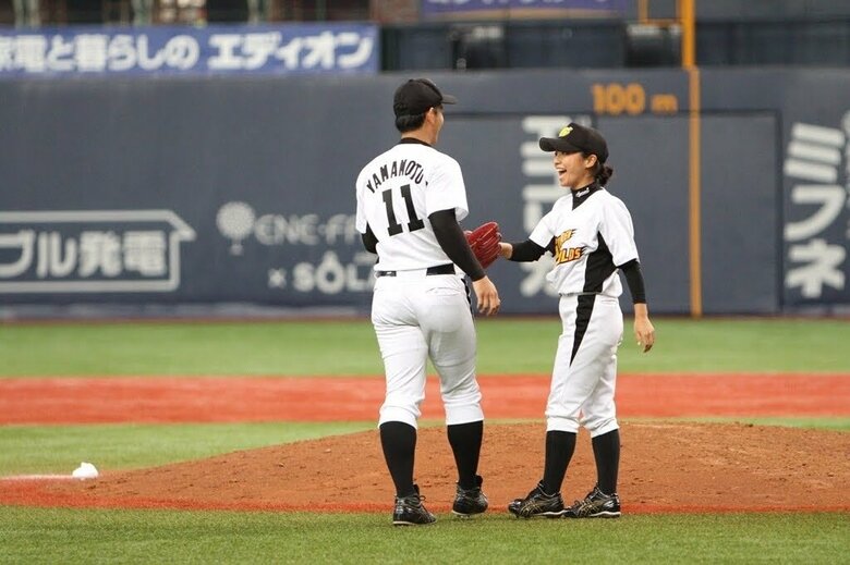 試合中、監督としてマウンドの選手を励ます片岡さん