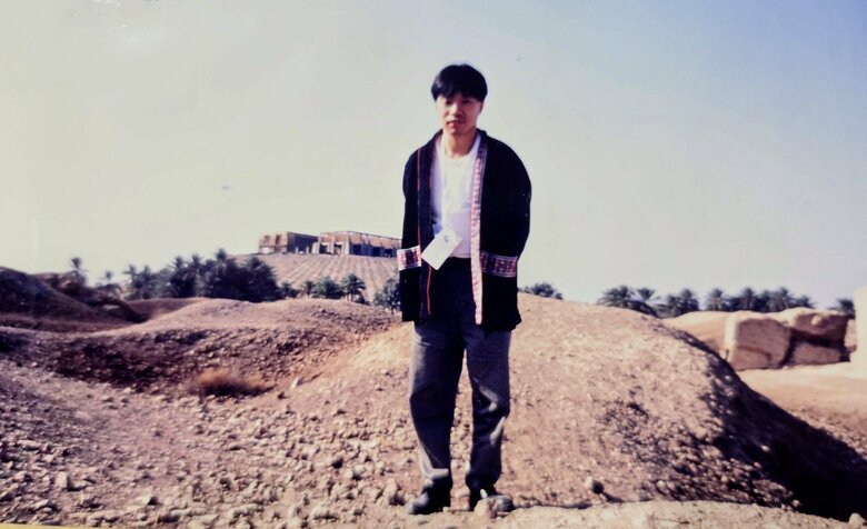 1990年12月、公演後にホテルを抜け出してバビロン遺跡を訪問した河内家さん