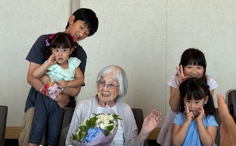 足立さんのお母さんとひ孫さんたち。大腿骨骨折の回復祝いに親族が集結