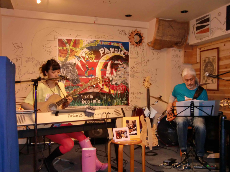 学校を卒業すると、2人でライブをすることも