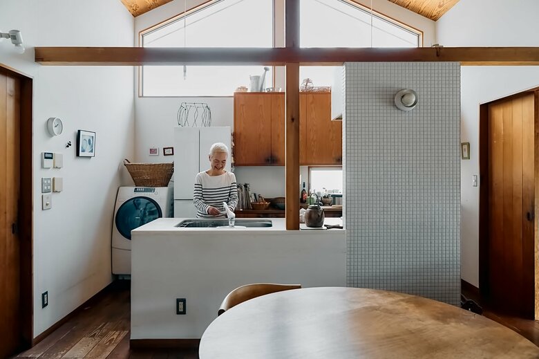 キッチンは周遊できるスタイル。過ごす時間がいちばん長いからこそ、効率的に家事を行えるように収納や動線を集約