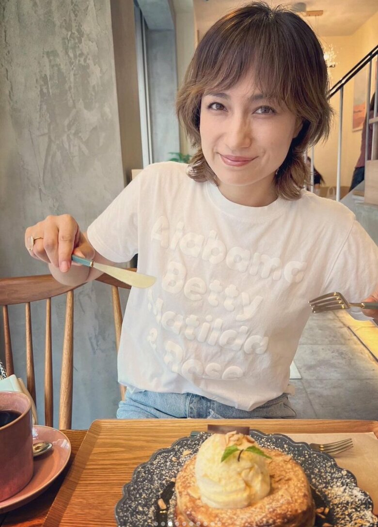 新大久保でスイーツを前に笑顔が溢れる佐田さん