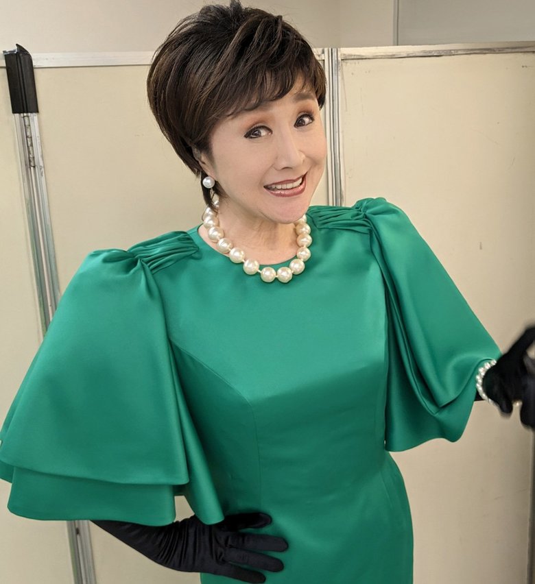 グリーンの衣装に身を包んだ小林幸子さん