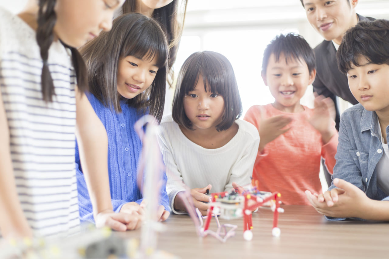 プログラミング教室に参加している子どもたち