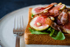 秋の休日にアロマのような「いちじくとベーコンのオータムトースト」