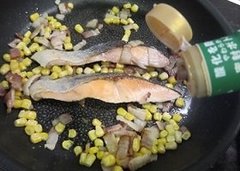 炒めて炊くだけ！ホーロー鍋で鮭バターごはん