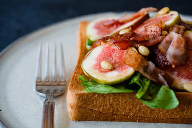 秋の休日にアロマのような「いちじくとベーコンのオータムトースト」