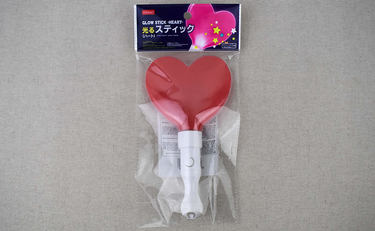ダイソー「光るスティック（ハート）」ごっこ遊びに活躍しそう！？ ハート型のライトが高速点滅する