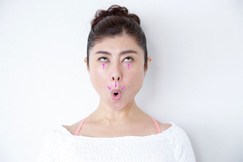 顔ヨガ「ムンクの顔」をする間々田佳子