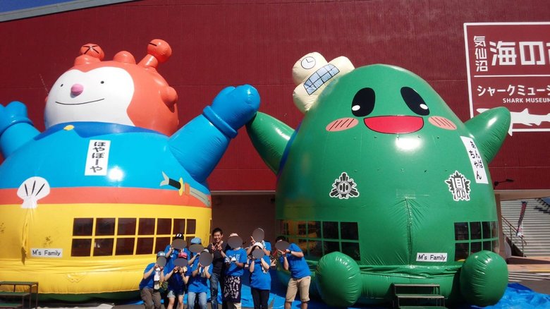 左「ホヤぼーや」と「あんばちゃん」のトランポリン。