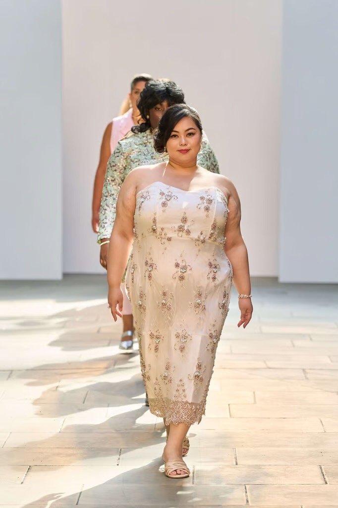 ロンドン・ファッションウィークでランウェイを歩く桃果さん