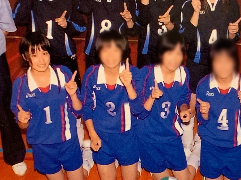 中学ではバレーボール部だった衛藤さん（一番左）