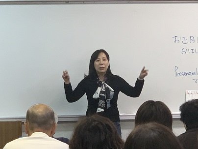 全国から依存症を抜け出そうと集まった人たちの真剣に田中さんの話に耳を傾ける