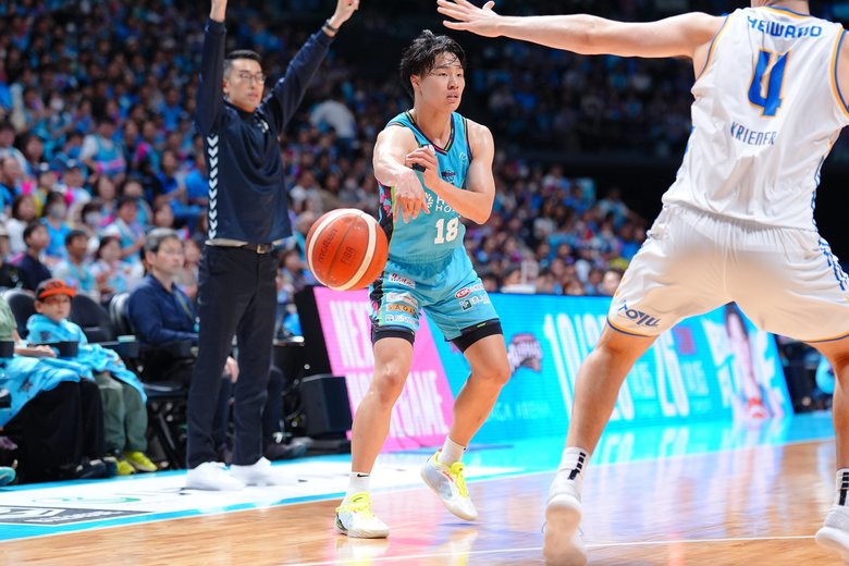 正確なパス回しで仲間を生かします (c)SAGABALLOONERS