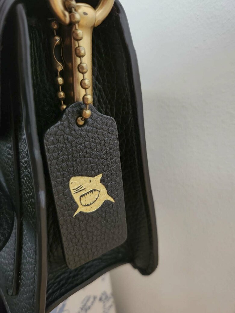 サメ好きな吉井さん。サメグッズをたくさん持っている