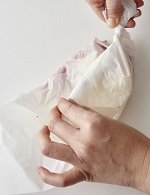 じゃがいもは2㎝角に切って水にくぐらせ、水けをきって①に加え、クッキングシートをキャンディ包みにする。