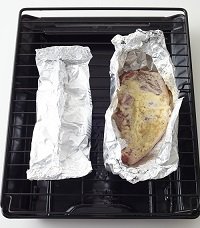 [２品同時加熱]
「豚肉の漬け焼き」と、「にんじんのグラッセ」を魚焼きグリル（両面焼き）に入れて、豚肉に火が通るまで、約７分焼く。
※上火式の魚焼きグリルの場合は、途中で肉の上下を返す。オーブントースター(1000W)で焼く場合は、約15分、焼く。