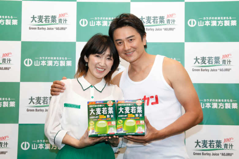 青汁の「大麦若葉」のCMで30年ぶりの共演