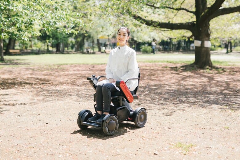 電動車いす「WHILL」に乗って移動することが多い