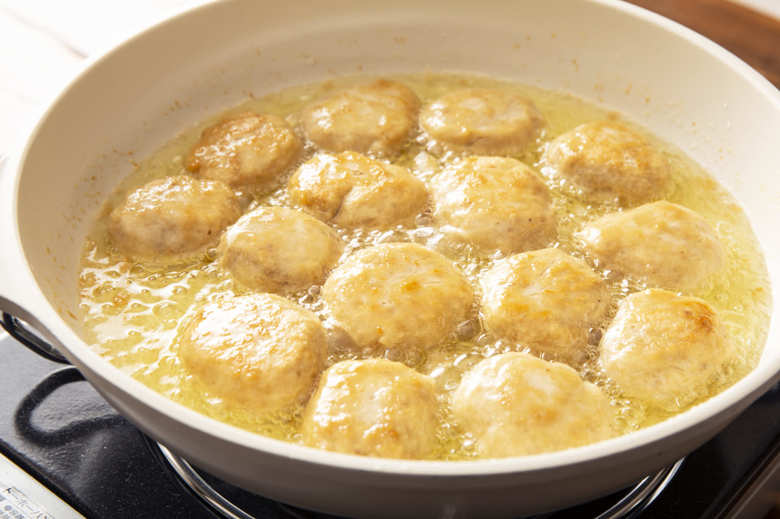 ②を中火で熱し、裏返しながら7〜8分揚げる。