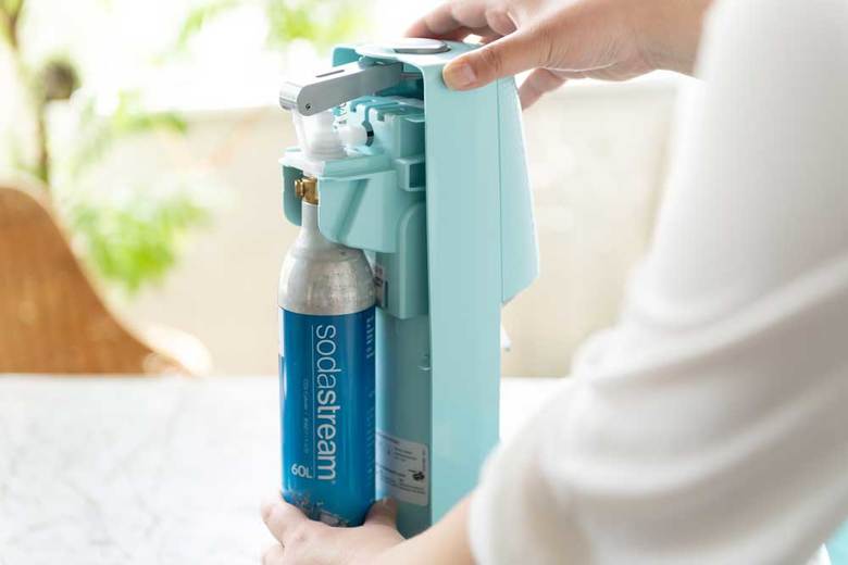 ▲ガスシリンダーのバルブ部分を本体のガスシリンダーホルダーにねじ込む。工具は不要