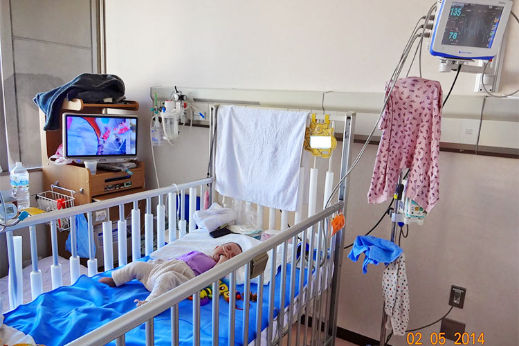 付き添う家族は、この小さな子ども用ベッドで体を折り曲げて添い寝することも