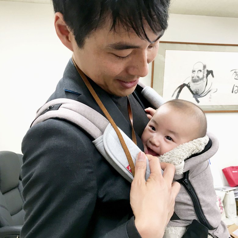 石井社長に抱っこされるお子さんは笑顔いっぱい