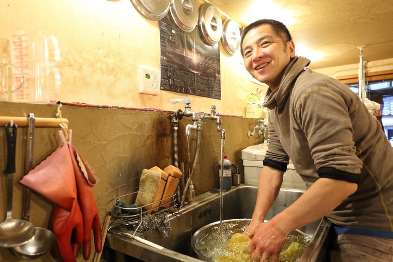 染めをしている青木さんの様子。体力勝負の仕事でもあるそう