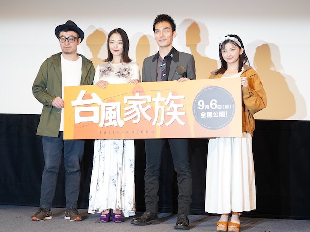 左から市井監督、MEGUMIさん、草なぎさん、甲田さん