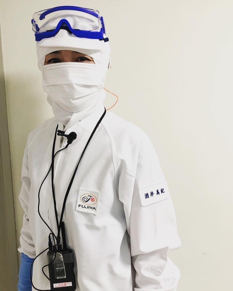 不二家の工場制服を着用する酒井さん