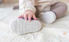 “お靴イヤイヤ”する子どもが思わず履いちゃう！ママたちの試行錯誤が賢い件