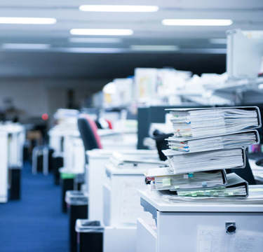 デスクが汚い部下は実は天才型!?「なぜか書類の山から資料を見つけ出す」