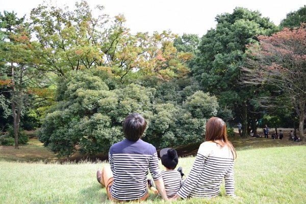 リンクコーデで出かける家族の画像