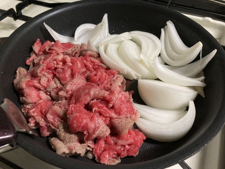 【作り方1】牛脂を溶かし、玉ねぎと牛肉を焼く