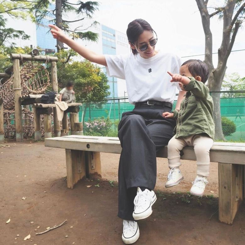 週末は2人のお子さんと公園へ。嬉しそうに長男と同じ指差しポーズをとる吉田明世さん