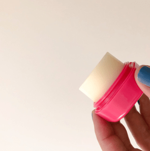 ▲筆者愛用「いち髪 ヘアキープ和草スティック」。石鹸みたいな固形ワックスで、持ち歩きにも便利。