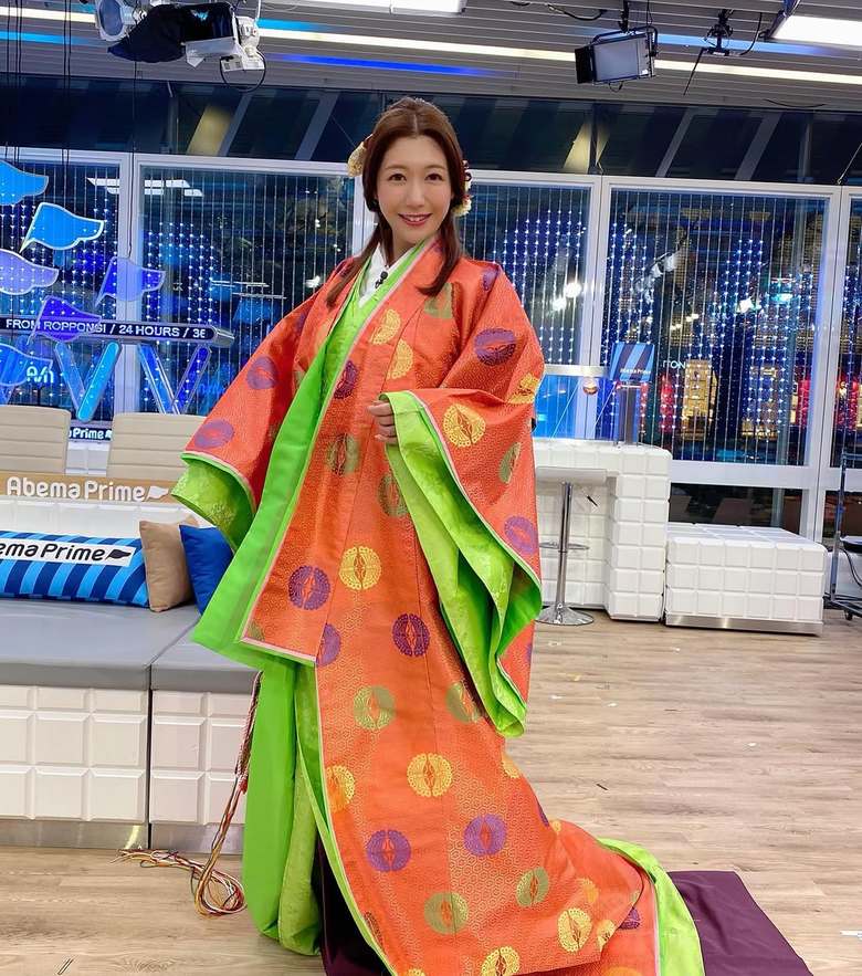 ひな祭りにはおひなさまをイメージして十二単姿に変身！