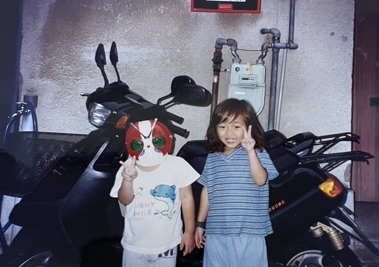 昔住んでいた家の前でピース